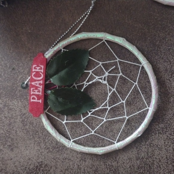 5 ornaments altogether: peace, hope, +2 dreamcatcher style and a snowman bell. - Picture 4 of 6